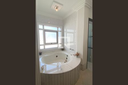 Casa de condomínio à venda com 462m², 4 quartos e 4 vagasBanheiro da Suíte 1