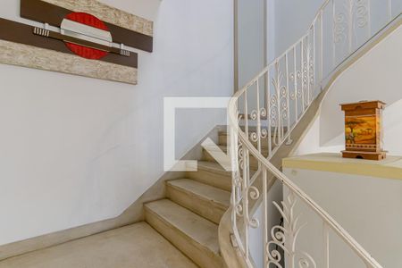 Escadas de casa para alugar com 3 quartos, 201m² em Vila Firmiano Pinto, São Paulo