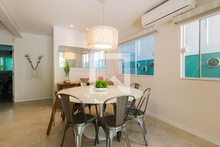 Sala de casa de condomínio para alugar com 3 quartos, 400m² em Anil, Rio de Janeiro