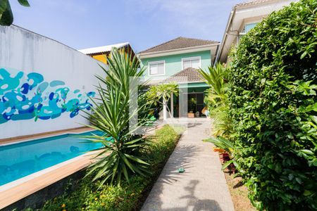 Casa de condomínio para alugar com 400m², 3 quartos e 2 vagasFachada