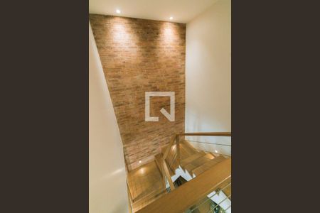 Casa de condomínio para alugar com 400m², 3 quartos e 2 vagasEscada