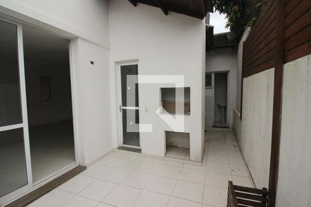 Casa de condomínio à venda com 250m², 3 quartos e 2 vagasQuintal