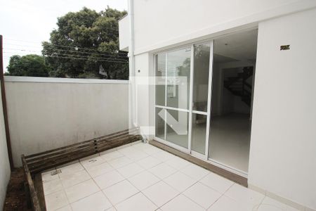 Casa de condomínio à venda com 250m², 3 quartos e 2 vagasQuintal