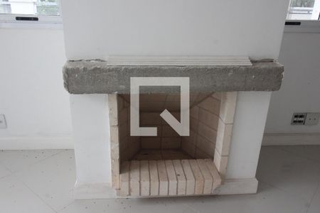 Detalhe Sala - Lareira de casa de condomínio à venda com 3 quartos, 250m² em Ipanema, Porto Alegre