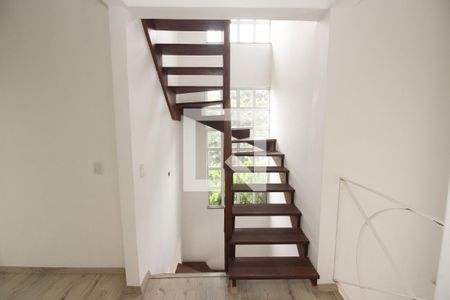 Casa de condomínio à venda com 250m², 3 quartos e 2 vagasEscada