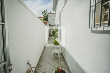 Casa à venda com 220m², 4 quartos e 2 vagasCorredor lateral