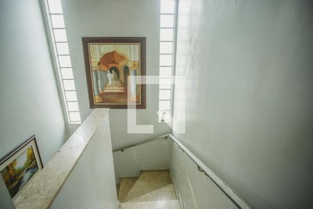 Casa à venda com 220m², 4 quartos e 2 vagasEscadas