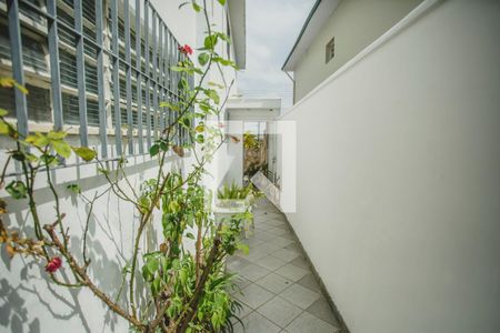Casa à venda com 220m², 4 quartos e 2 vagasCorredor lateral