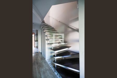 Casa de condomínio para alugar com 75m², 2 quartos e 2 vagas Casa de condomínio para alugar com 75m², 2 quartos e 2 vagasEscada