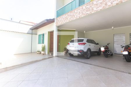 Casa à venda com 219m², 3 quartos e 4 vagas Casa à venda com 219m², 3 quartos e 4 vagasGaragem
