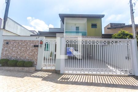 Casa à venda com 219m², 3 quartos e 4 vagas Casa à venda com 219m², 3 quartos e 4 vagasFachada