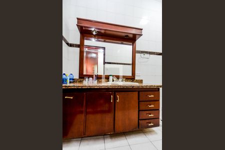 Casa à venda com 255m², 3 quartos e 4 vagasBanheiro da Suíte 2