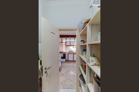 Apartamento à venda com 220m², 3 quartos e 2 vagas Apartamento à venda com 220m², 3 quartos e 2 vagasDespensa