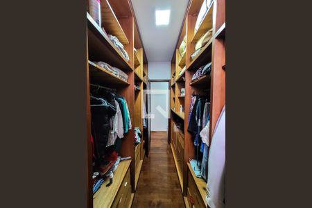 Casa à venda com 200m², 3 quartos e 3 vagas Casa à venda com 200m², 3 quartos e 3 vagasCloset Quarto 3 - Suíte