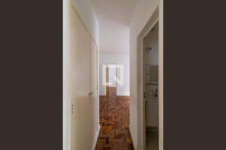 Corredor para cozinha de apartamento para alugar com 1 quarto, 48m² em Vila Nova Conceição, São Paulo