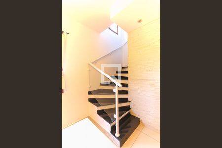 Escada de casa de condomínio à venda com 3 quartos, 125m² em Parque Assunção, Taboão da Serra