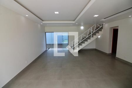 Sala de casa de condomínio à venda com 4 quartos, 375m² em Vargem Grande, Rio de Janeiro