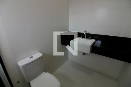 Casa de condomínio à venda com 375m², 4 quartos e 5 vagasBanheiro da Suíte 2