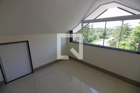 Casa de condomínio à venda com 375m², 4 quartos e 5 vagasEscritório