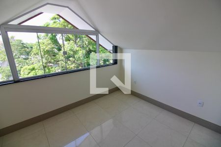 Casa de condomínio à venda com 375m², 4 quartos e 5 vagasEscritório