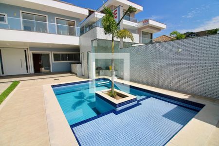 Casa de condomínio à venda com 375m², 4 quartos e 5 vagasPiscina