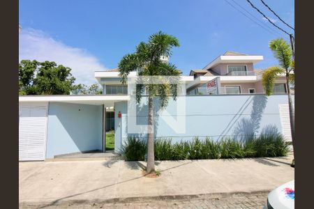 Casa de condomínio à venda com 375m², 4 quartos e 5 vagasFachada