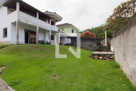 Casa de condomínio à venda com 260m², 3 quartos e 2 vagas Casa de condomínio à venda com 260m², 3 quartos e 2 vagasQuintal