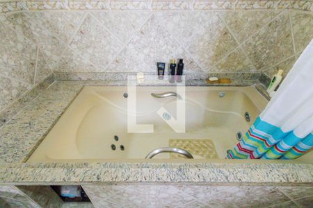 Casa de condomínio à venda com 260m², 3 quartos e 2 vagas Casa de condomínio à venda com 260m², 3 quartos e 2 vagasBanheiro da Suíte