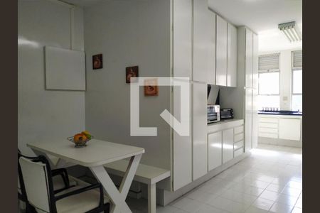 Apartamento para alugar com 380m², 4 quartos e 2 vagas Apartamento para alugar com 380m², 4 quartos e 2 vagasCozinha
