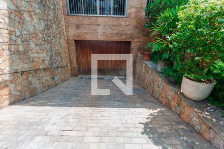 Casa à venda com 346m², 4 quartos e 4 vagas Casa à venda com 346m², 4 quartos e 4 vagasRampa/garagem