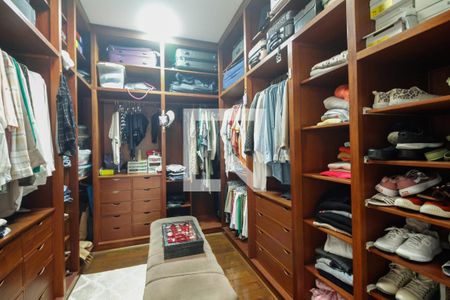Casa à venda com 580m², 5 quartos e 4 vagasCloset Suíte 4