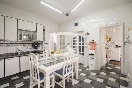 Casa à venda com 580m², 5 quartos e 4 vagasCozinha 