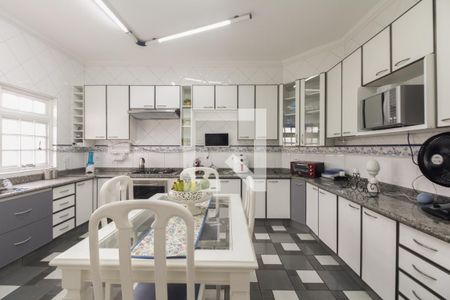 Casa à venda com 580m², 5 quartos e 4 vagasCozinha 