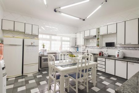 Casa à venda com 580m², 5 quartos e 4 vagasCozinha 