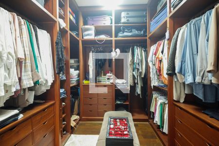 Casa à venda com 580m², 5 quartos e 4 vagasCloset Suíte 4