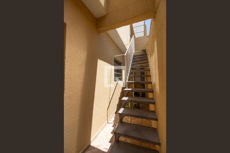 Casa à venda com 100m², 4 quartos e 2 vagasEscada