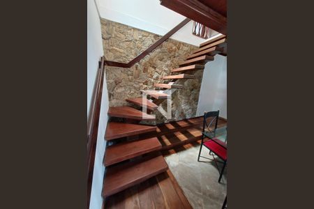 Escadaria de casa para alugar com 5 quartos, 300m² em Marazul, Niterói