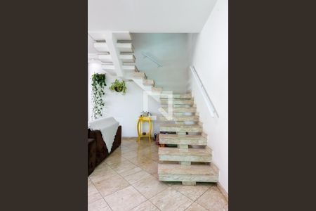 Casa à venda com 200m², 4 quartos e 8 vagasEscada Quartos