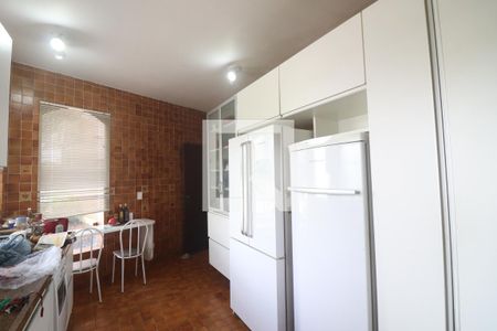 Casa à venda com 460m², 4 quartos e 7 vagasCozinha 