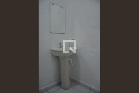 Banheiro de casa para alugar com 1 quarto, 35m² em Vila Ramos, São Paulo