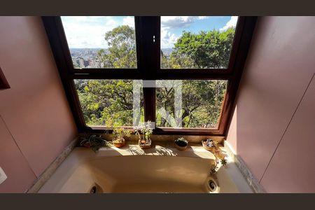 Casa à venda com 385m², 4 quartos e 5 vagasBanheiro Quarto 4