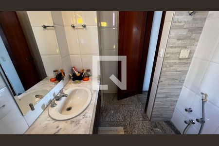 Casa à venda com 385m², 4 quartos e 5 vagasBanheiro quarto 1