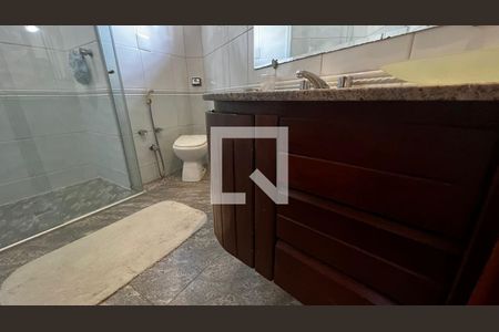 Casa à venda com 385m², 4 quartos e 5 vagasBanheiro quarto 1