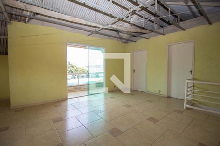 Casa à venda com 240m², 4 quartos e 8 vagasSalão