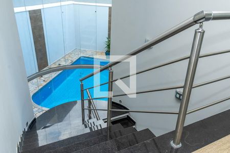 Casa para alugar com 480m², 3 quartos e 5 vagasEscadaria de entrada da casa