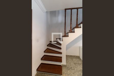 Casa à venda com 120m², 4 quartos e 2 vagasEscada