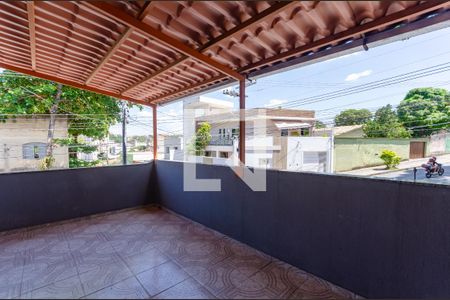 Varanda de casa à venda com 3 quartos, 150m² em Minas Caixa, Belo Horizonte