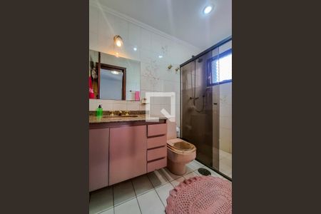 Apartamento à venda com 175m², 4 quartos e 3 vagasBanheiro quarto 2 suite