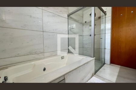 Apartamento à venda com 320m², 4 quartos e 4 vagasBanheiro suíte
