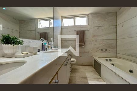Apartamento à venda com 320m², 4 quartos e 4 vagasBanheiro suíte 2